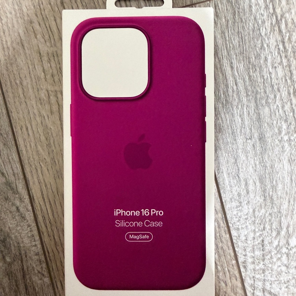 Apple iPhone 16 Pro Silicone Case - Fuchsia
